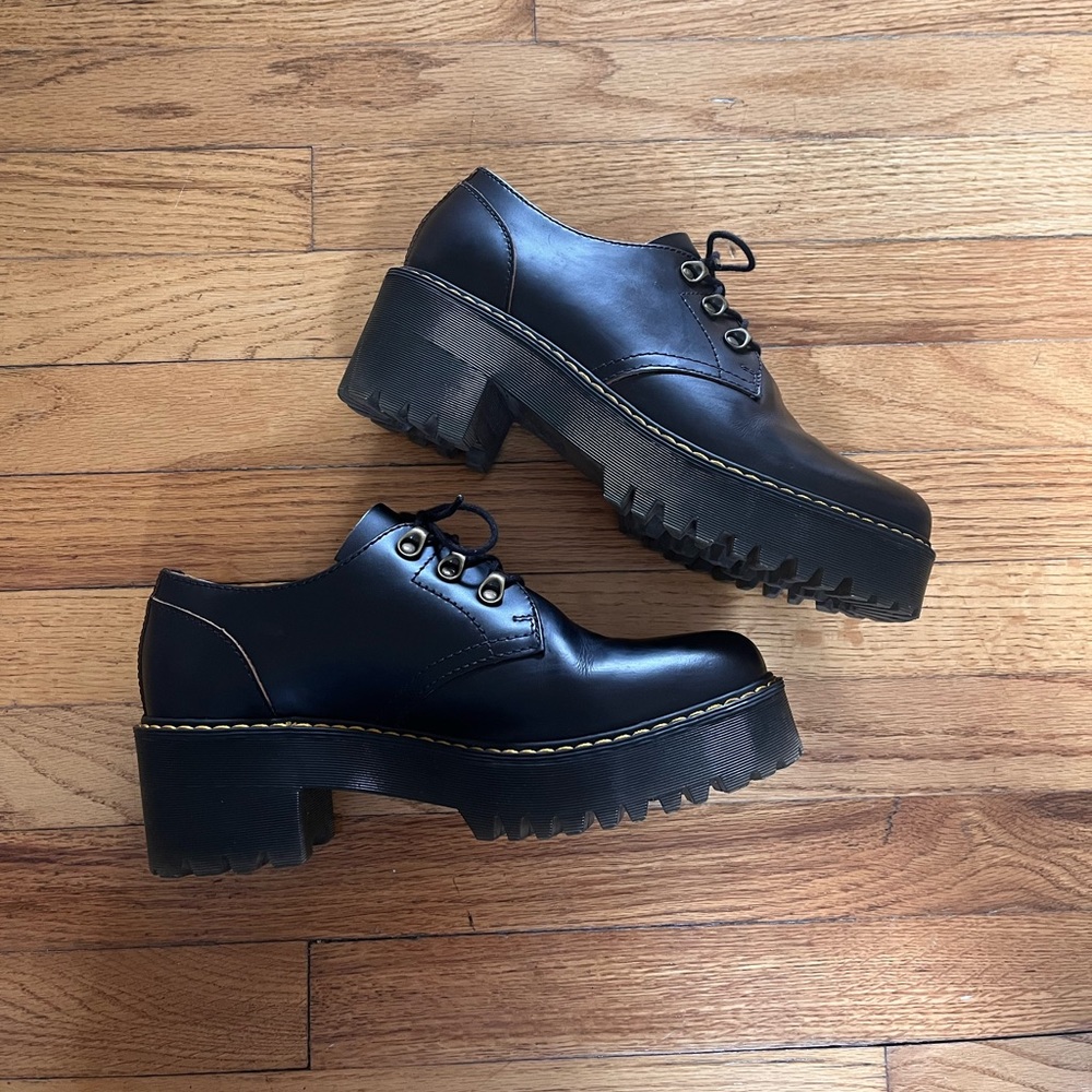 SOLD Dr. martens Leona lo vintage smooth leather healed shoes